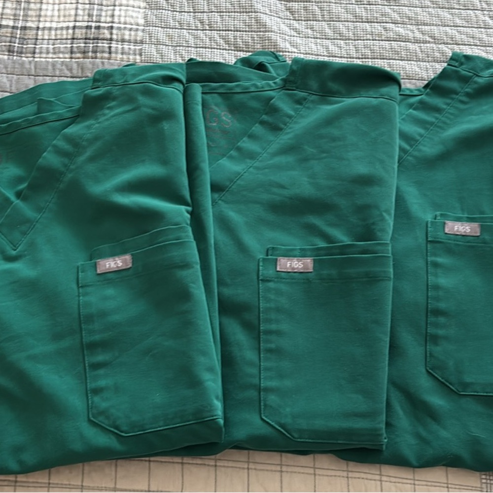 Set of 3 Men’s Figs Hunter Green Leon Two Pocket Scrub Top